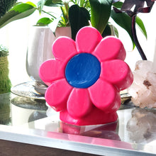Load image into Gallery viewer, Vintage Groovy Flower Blacklight Reactive Candle
