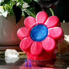Load image into Gallery viewer, Vintage Groovy Flower Blacklight Reactive Candle
